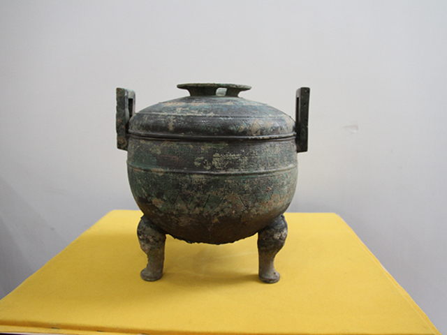 青铜回纹三足鼎·战国