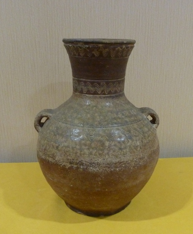 Green-Glazed Vase with Bird and Worker Design · Han Dynasty