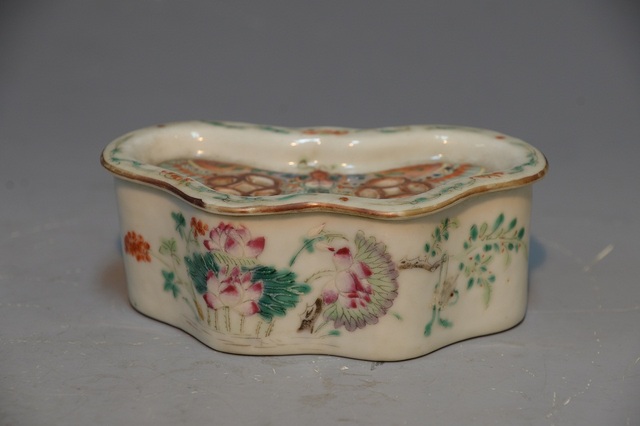 Butterfly-shaped floral pattern pastel shaving jar