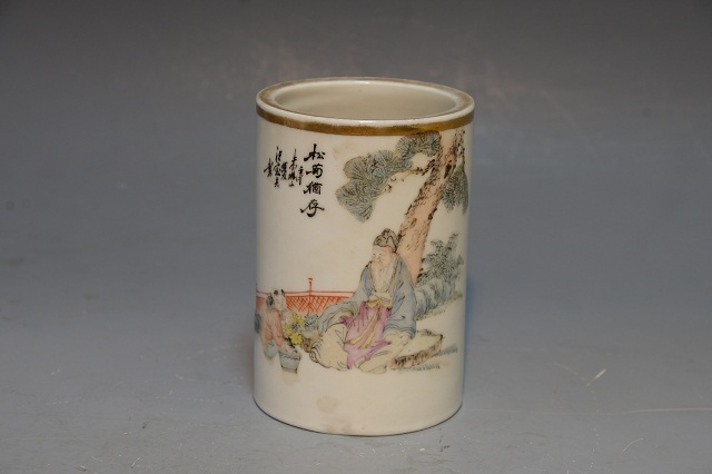 Songju still has a pastel pen holder