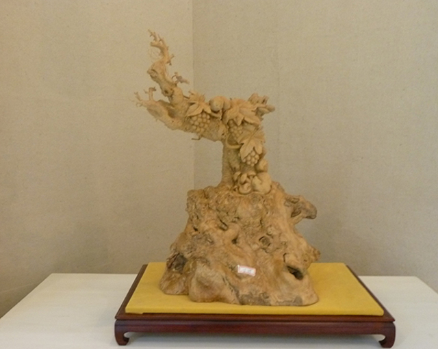 Boxwood squirrel grapes