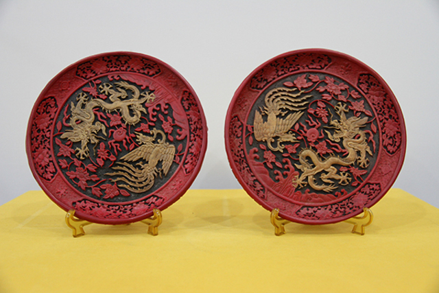 Dragon and phoenix pattern red lacquer plate